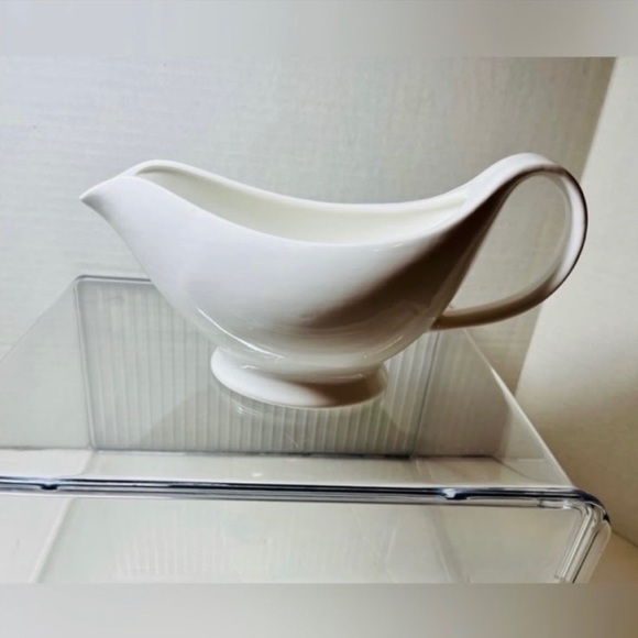 (BRAND NEW) 10 STRAWBERRY STREET GRAVY BOAT - Picture 2 of 4